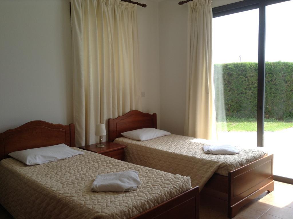 Aura Holiday Villas Paphos Rum bild