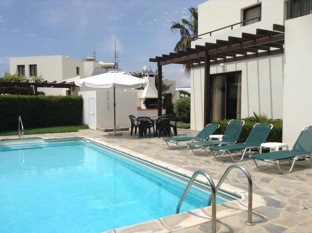 Aura Holiday Villas Paphos Rum bild